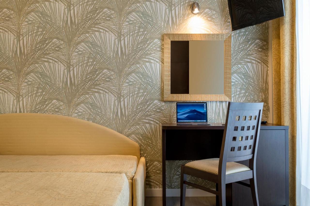Hotel Astor Ρίμινι Εξωτερικό φωτογραφία