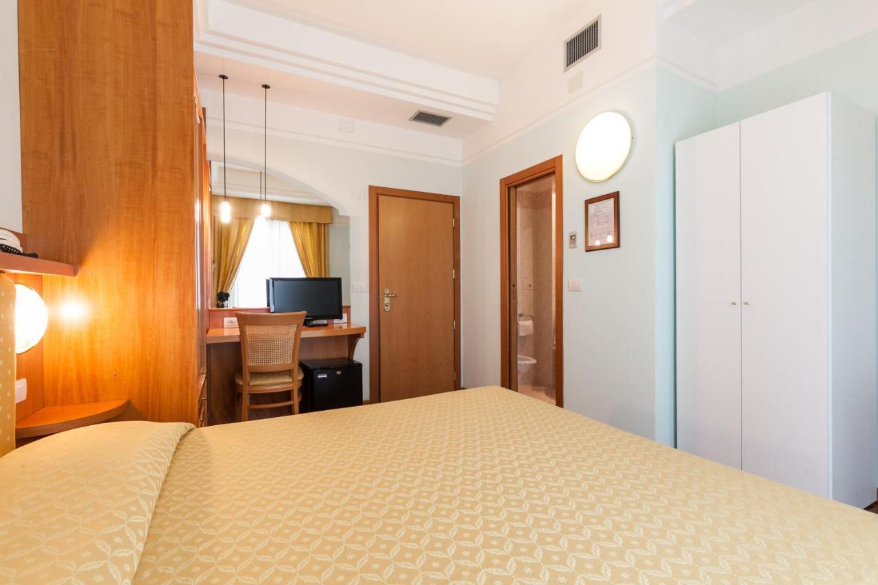 Hotel Astor Ρίμινι Εξωτερικό φωτογραφία