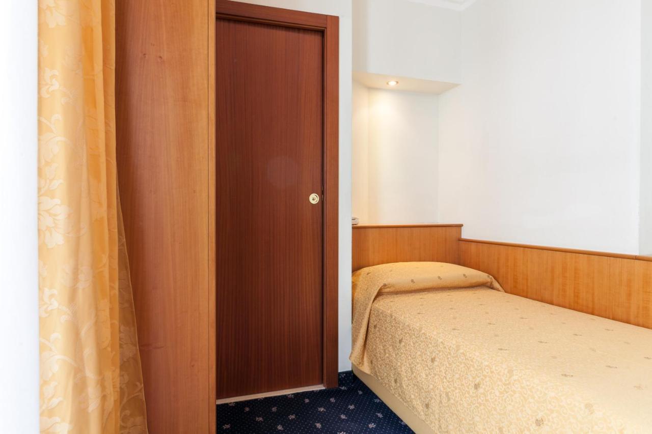 Hotel Astor Ρίμινι Εξωτερικό φωτογραφία