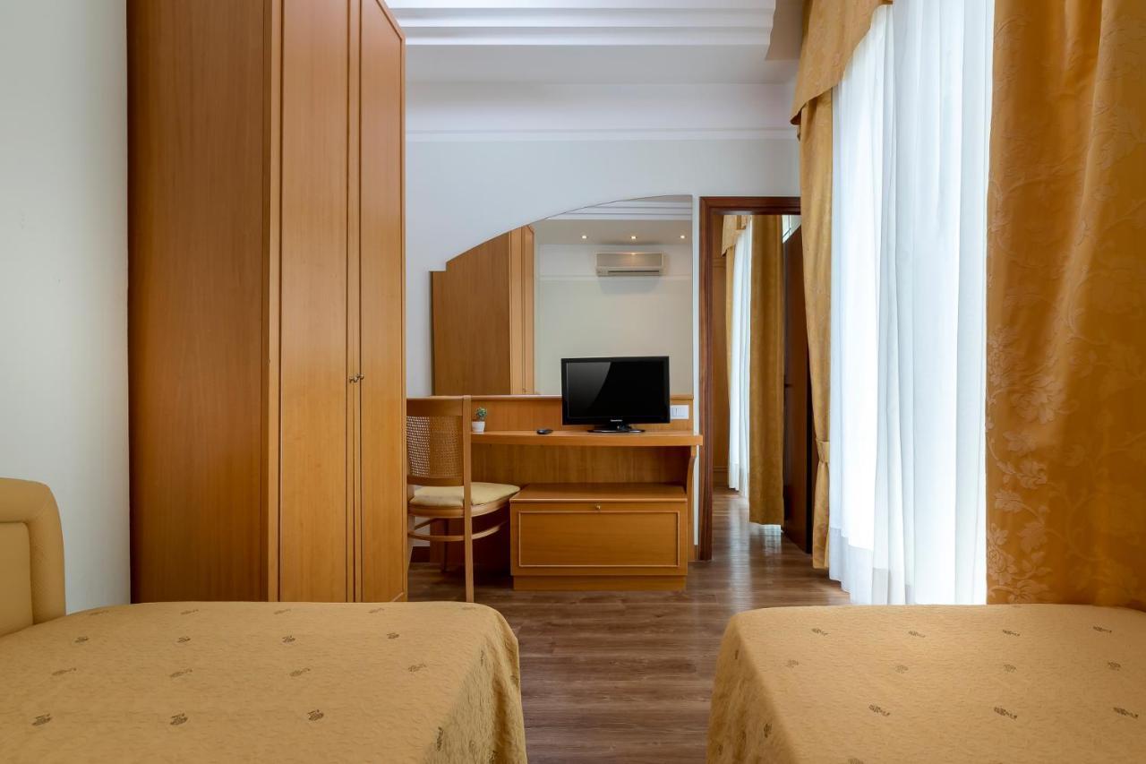 Hotel Astor Ρίμινι Εξωτερικό φωτογραφία