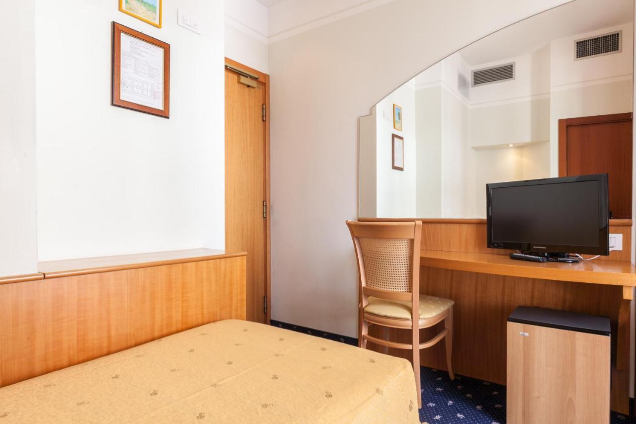 Hotel Astor Ρίμινι Εξωτερικό φωτογραφία